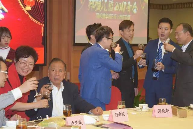 邦盟華威E板上市慶典精彩合影留念